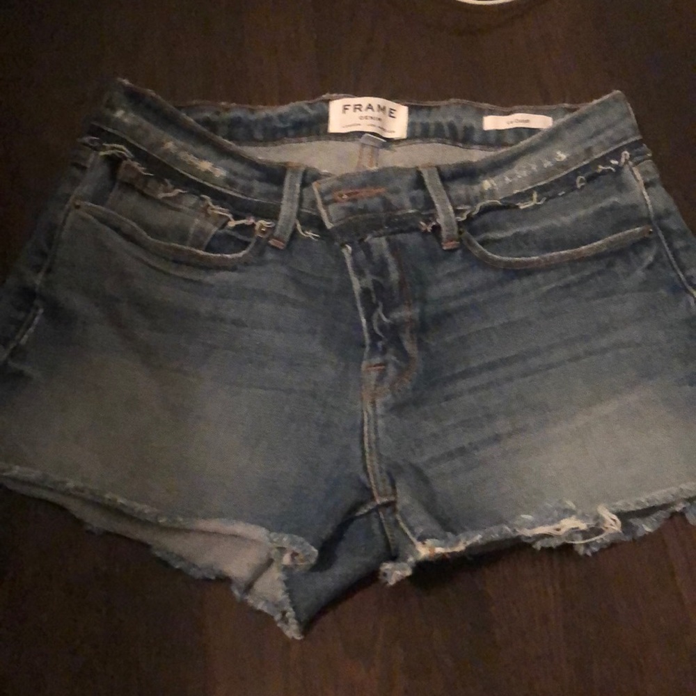 Frame Le Cutoff shorts in wetherly place so 27